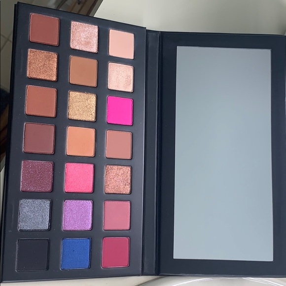 Kylie Jenner Sipping Pretty Eyeshadow Palette - Picture 3 of 3
